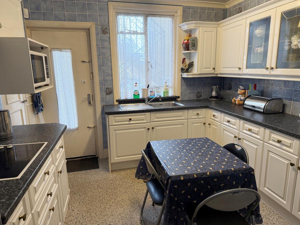 Lot: 31 - FREEHOLD MIXED USE PART POSSESSION PRODUCING £37,500 PER ANNUM - Kitchen on first floor
